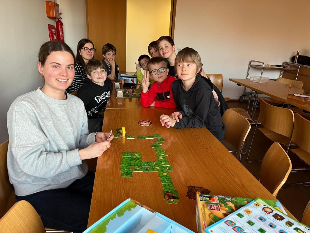 Erwachsene und Kinder mit Spiel