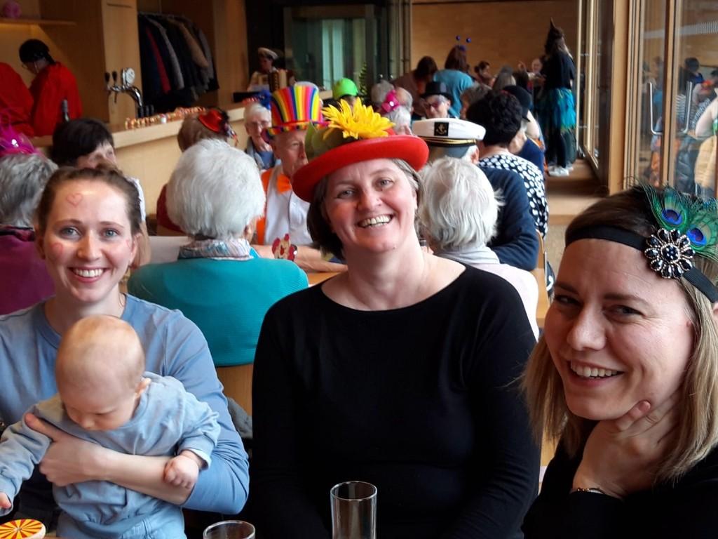 Faschingscafe 2025 - verkleidete Frauen eine mit einem Baby