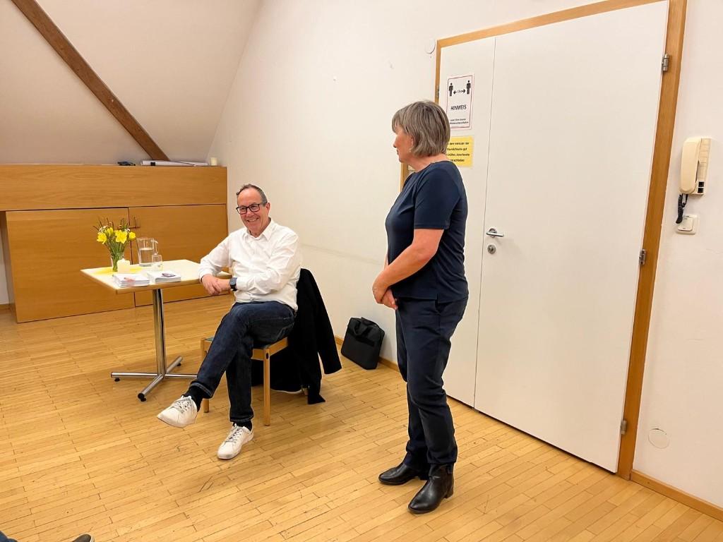 Vortragender und vermutlich Bibliothekarin